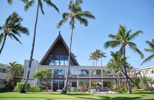 Kahului Apartment | Cozy Queen-Bed Room w/WiFi, Large TV, & Mini-Refrigerator