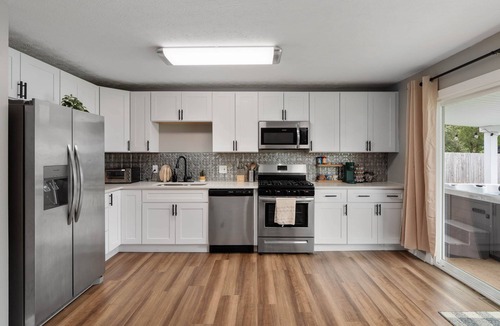 Gahanna House | Cozy Ranch King Bed & Pet Friendly - Fenced Yard