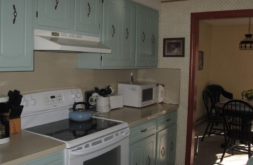 Stoneham Condo | Cozy Retreat, Hot tub, Wireless,Close to Kezar Lake, abuts White Mountains