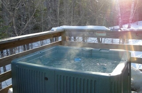 Stoneham Condo | Cozy Retreat, Hot tub, Wireless,Close to Kezar Lake, abuts White Mountains