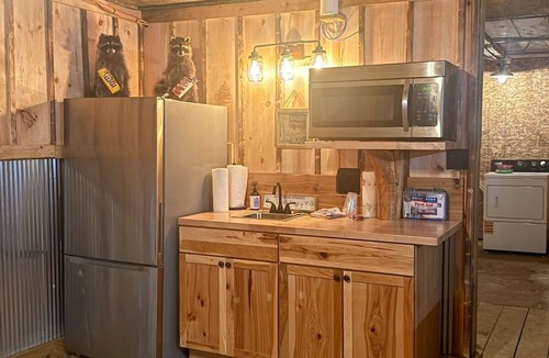 Paris Cabin | Cozy Riverfront Fish Cabin
