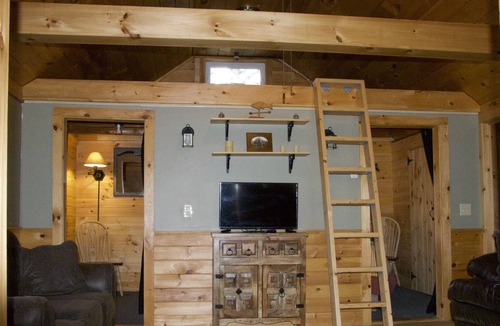 Pittsburg Cabin | Cozy Rustic Cabin in the Heart of Pittsburg w/ Trail Access