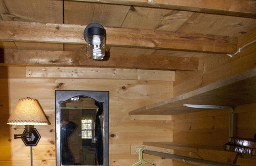 Pittsburg Cabin | Cozy Rustic Cabin in the Heart of Pittsburg w/ Trail Access