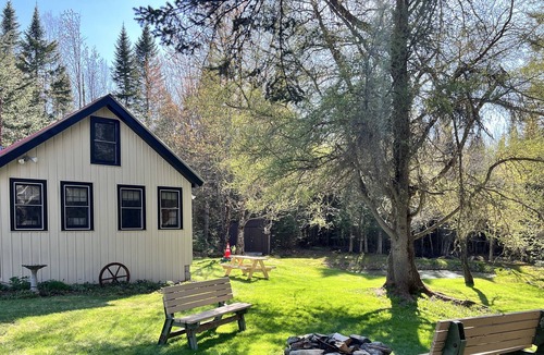 Pittsburg Cabin | Cozy Rustic Cabin in the Heart of Pittsburg w/ Trail Access
