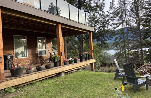Windermere Cabin | Cozy Rustic Lakefront Family Cabin on Lake Windermere