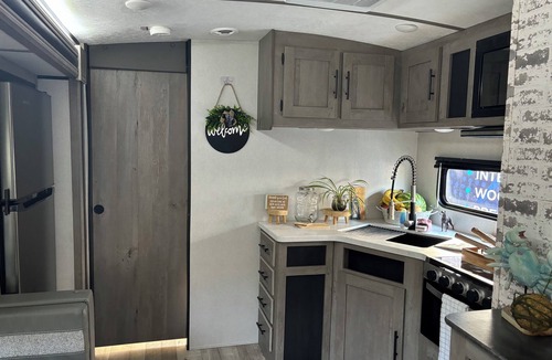 Dallas House | Cozy RV in Serene Dallas with AC with a private room and 2 bunk beds plus one