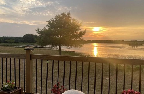 Miller Grove RV Rental | Cozy Safari Tent with Gorgeous Lake Views in Lone Oak, Texas