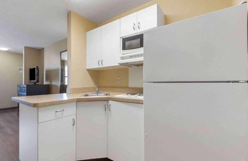 Amherst Apartment | Cozy Studio 6 Buffalo|1 King Bed,Nsmk|Kitchen