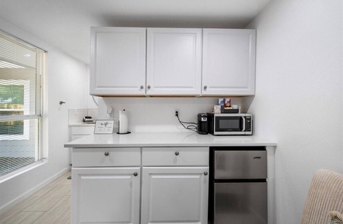 East Cesar Chavez Apartment | Cozy studio in Downtown Austin!