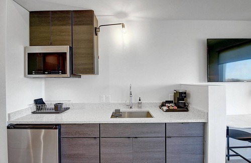 Corpus Christi Apartment | Cozy Studio w/Kitchenette! Private Walkable Beach Access, On-site Pool