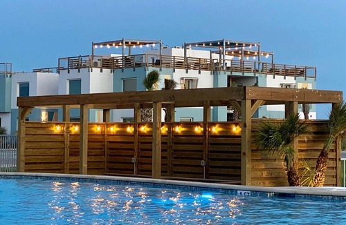 Corpus Christi Apartment | Cozy Studio w/Kitchenette! Private Walkable Beach Access, On-site Pool