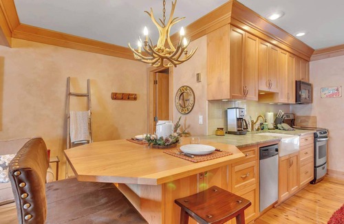 Ellicottville Condo | Cozy Studio with Fireplace, King Bed, A/C