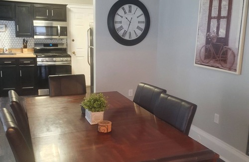 North Buffalo Apartment | Cozy upper apartment in North Buffalo