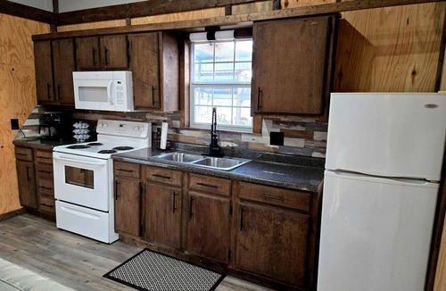 Quitman Cabin | Cozy Waterfront Cabin with Boat Ramp on Lake Fork, Perfect for Fishing Enthusiasts near Quitman, Mississippi