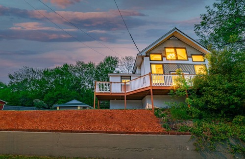 Berlin House | Cozy White Mountain/ JerichoMountain Retreat/3Bdrm/Spacious