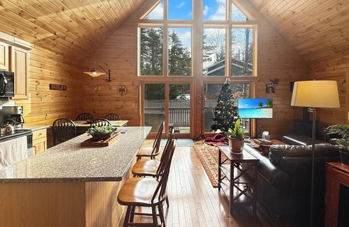 Birchview by the Saco Cabin | Cozy Woodland Escape w/Hot Tub-Near Attitash