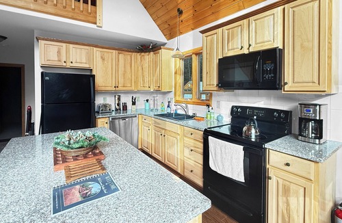 Birchview by the Saco Cabin | Cozy Woodland Escape w/Hot Tub-Near Attitash