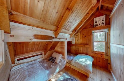 Greenville House | Cozy woodsy Cabin w/a Deck, Firepit, Gas Grill, Free WiFi, & Full Kitchen