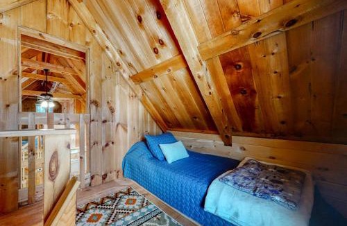 Greenville House | Cozy woodsy Cabin w/a Deck, Firepit, Gas Grill, Free WiFi, & Full Kitchen