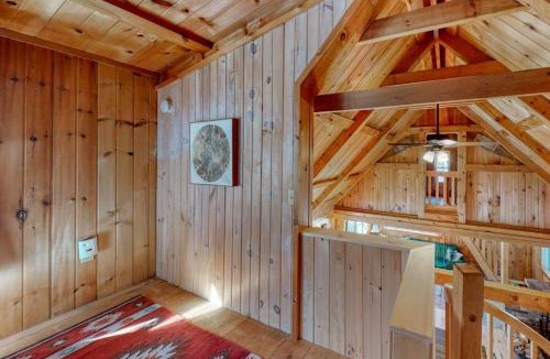 Greenville House | Cozy woodsy Cabin w/a Deck, Firepit, Gas Grill, Free WiFi, & Full Kitchen