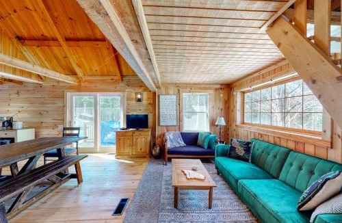 Greenville House | Cozy woodsy Cabin w/a Deck, Firepit, Gas Grill, Free WiFi, & Full Kitchen