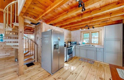 Greenville Cabin | Cozy woodsy Cabin w/a Deck, Firepit, Gas Grill, Free WiFi, & Full Kitchen