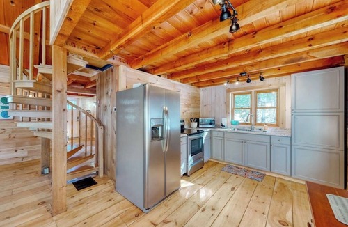 Greenville Cabin | Cozy woodsy Cabin w/a Deck, Firepit, Gas Grill, Free WiFi, & Full Kitchen