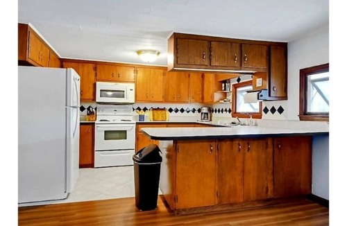 Litchfield Cottage | Cozy Year-round Lakefront 3 Bedroom 2 bath on Sand Pond with stunning view.