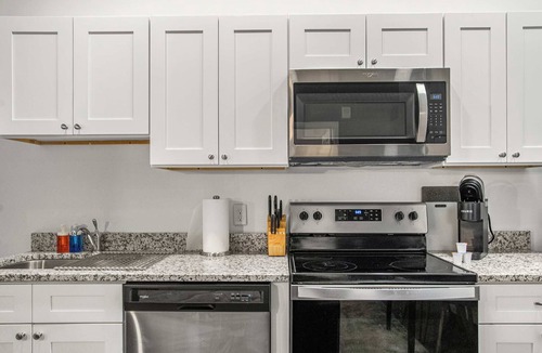 Cultural District Apartment | CozySuites Stunning 1BR in Downtown Pitts 39