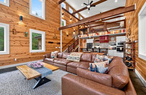 Golden Cabin | Creek Bluff Retreat for Large Families and Groups