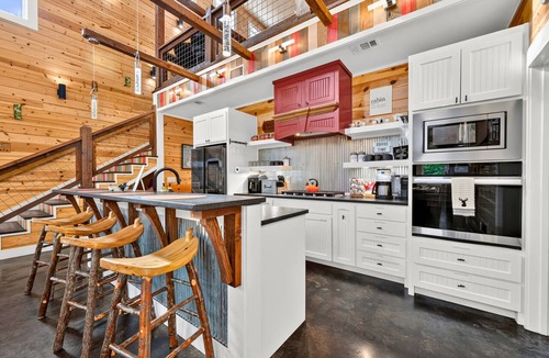 Golden Cabin | Creek Bluff Retreat for Large Families and Groups