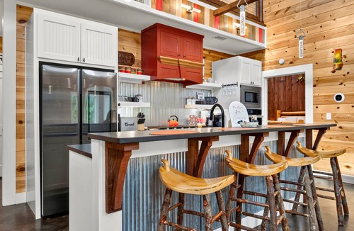 Golden Cabin | Creek Bluff Retreat for Large Families and Groups