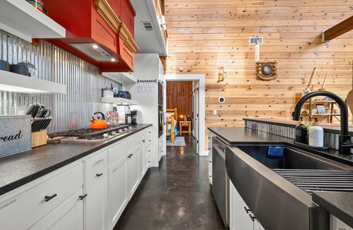 Golden Cabin | Creek Bluff Retreat for Large Families and Groups