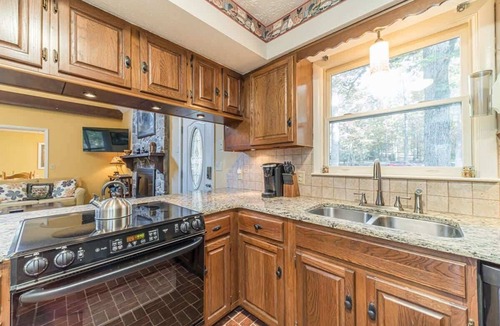 Helen House | CREEK FRONT RETREAT | GAME ROOM | HOT TUB |