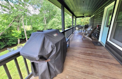 Hiawassee Cabin | Creekside cascades is a beautiful 3 bedroom waterfront cabin on 2 acres!
