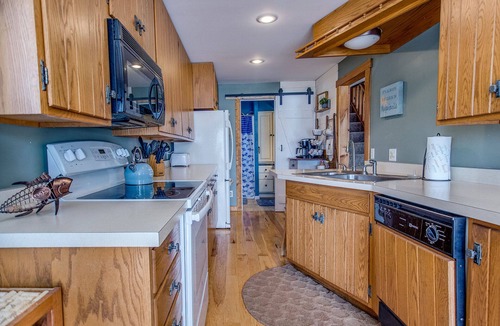Bradford House | Croft Cove: laid back home on Lamoka Lake with private lakefront