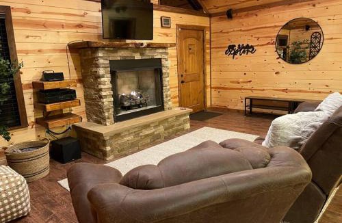 Pickens House | Cross Timbers Cabin on Private 12.5 Acres + Hot Tub