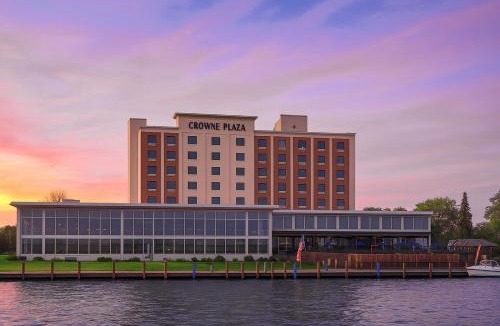 Niagara Falls Hotel | Crowne Plaza Niagara Falls NY - Riverside by IHG