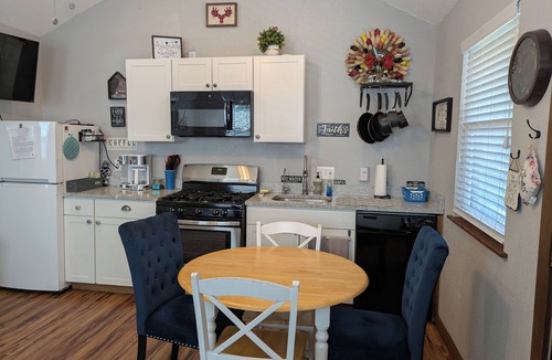 Nashoba Cabin | Cute Cottage River Front! Hot Tub , Four Twin Beds Friend Retreat!