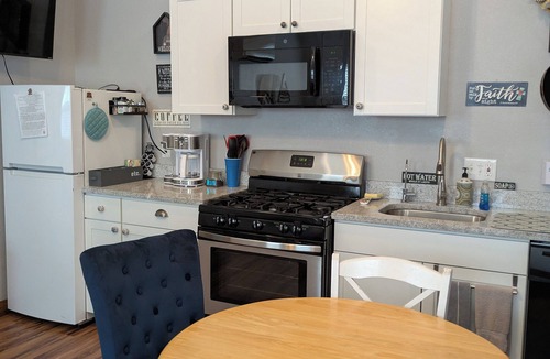 Nashoba Cabin | Cute Cottage River Front! Hot Tub , Four Twin Beds Friend Retreat!