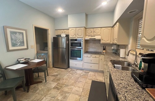 Garland House | Cute & cozy 2bd, 2bth home, heated spa, very near Central Expy and Bush Trnpk