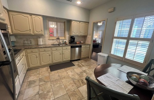 Garland House | Cute & cozy 2bd, 2bth home, heated spa, very near Central Expy and Bush Trnpk