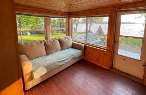 Stetson Cabin | Cute lakeside cottage