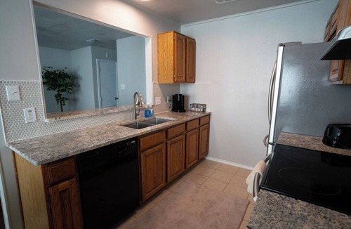 South Side House | Cute, quiet cozy townhome 20 minutes from the Beach