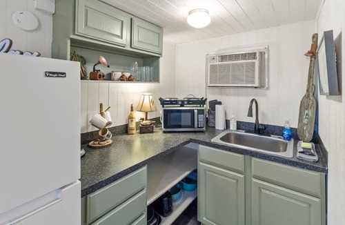Oil City Apartment | Cypress Chalet- Caddo Lake Cabin with Kayaks