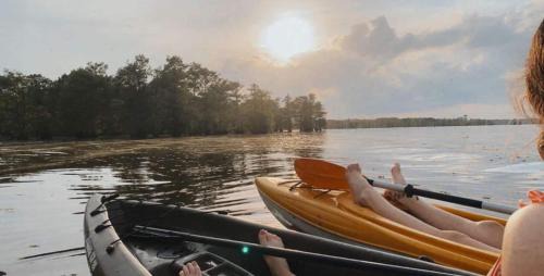Oil City House | Cypress ChaletCaddo Lake Cabin with Kayaks