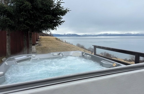 Homer Cabin | Dall Cabin - Cozy retreat with bay views, a shared hot tub, and fire pit!