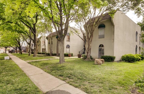 Knox - Henderson House | Dallas Condo w/Pool Access ~ 4 Mi to Downtown!