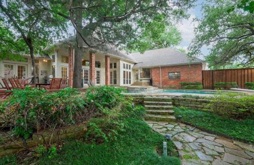 Park Central House | Dallas Gem 5 Bedrooms Home with Pool Game Room