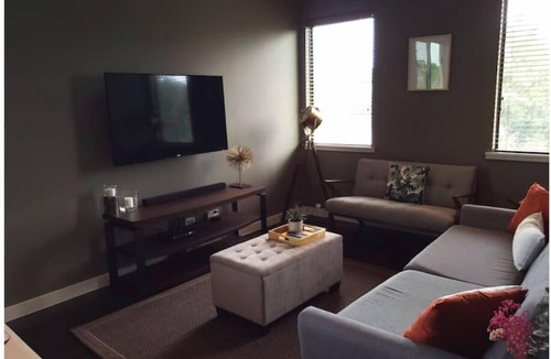 Preston Hollow Apartment | Dallas Mid-Centry Modern in Prime Location